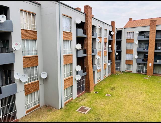 2 BEDROOM APARTMENT FOR SALE IN WATERKLOOF GLEN